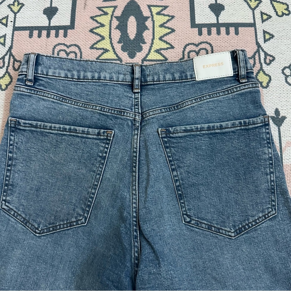 Express Stretch Ripped Mom Jean Super High Rise - Picture 13 of 14